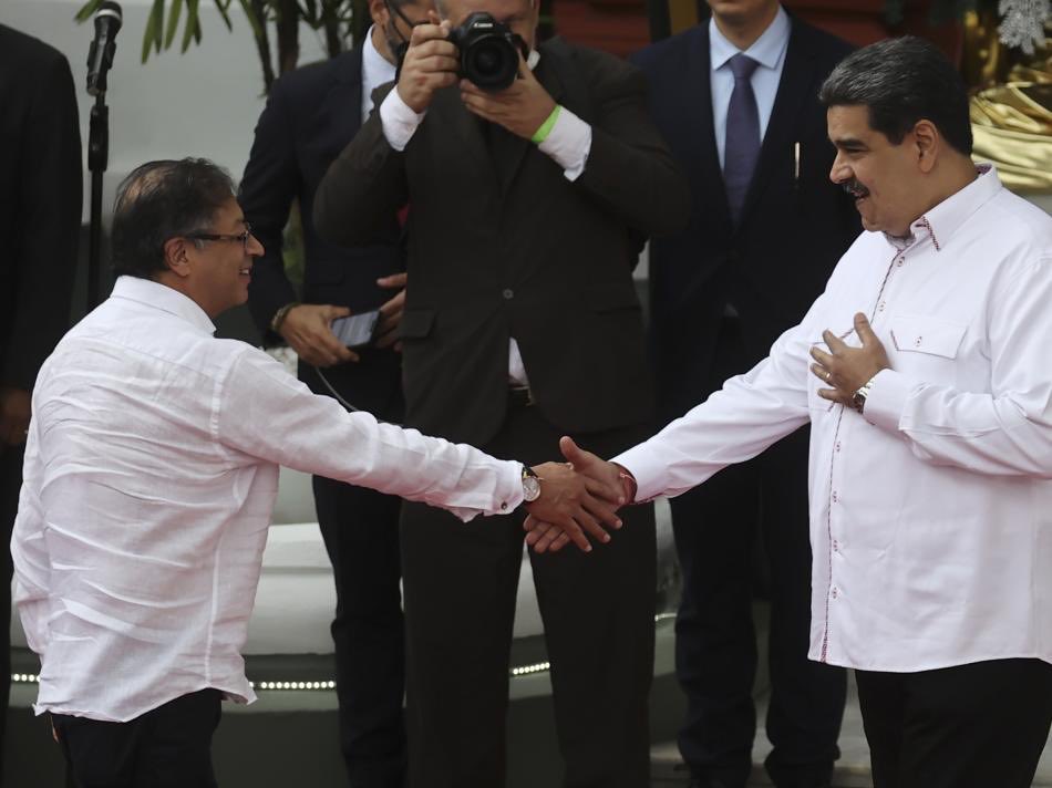 richizuluaga's tweet photo. ¿Se acuerdan cuando los petristas negaban y rejuraban que el buitre no era chavista? 

Jajajaja 

🤡 

Ahora se hacen los desentendidos. 

En fin, la hipocresía. 

#PetroChavismo https://t.co/v2MRttYjLV