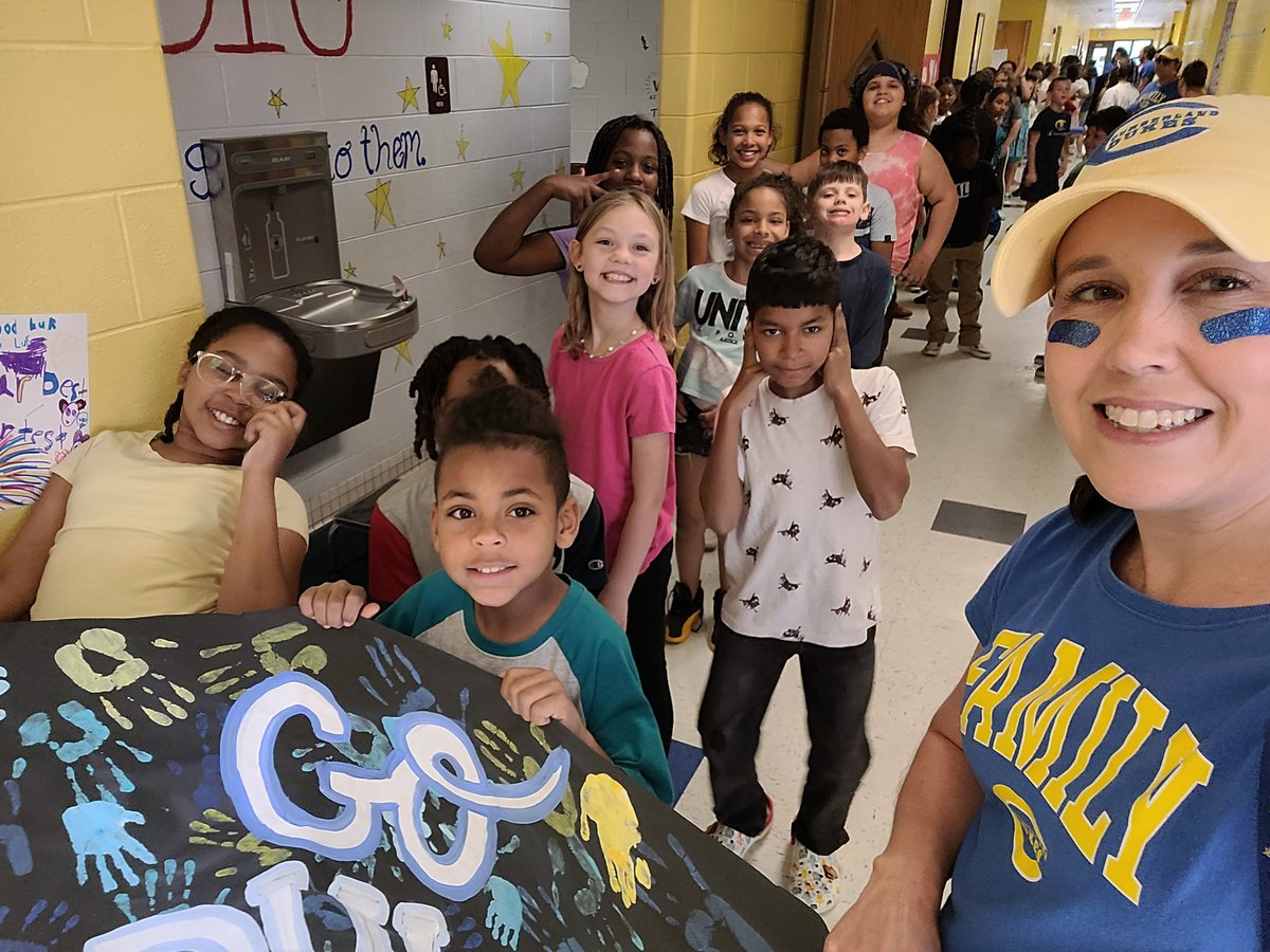 BurrussSandy's tweet photo. Ready for the PEP rally! Go 4th grade! #ccesdukes #WeAreCuCPS https://t.co/jg5G0rruZs