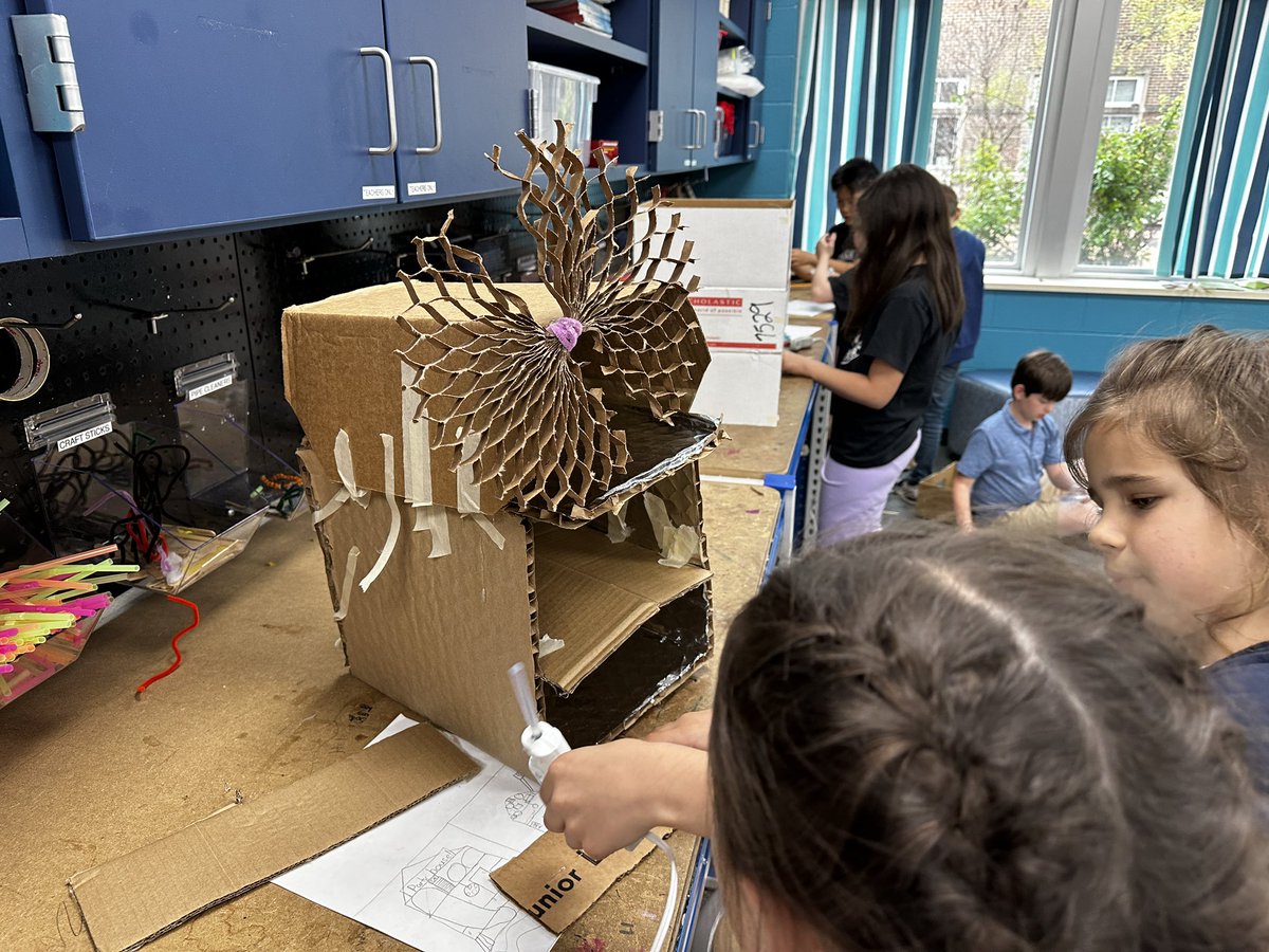 JackieOBrien1's tweet photo. Students in 3Jones are using the design thinking process and 5 C’s to design and create their ultimate treehouses. #IHPromise #IHES_STEM #IHESiLab @IHElementary @spencerideas https://t.co/jVlSWAEDIm