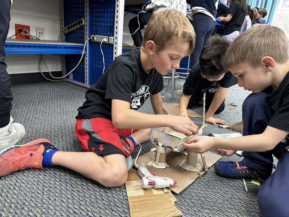 JackieOBrien1's tweet photo. Students in 3Jones are using the design thinking process and 5 C’s to design and create their ultimate treehouses. #IHPromise #IHES_STEM #IHESiLab @IHElementary @spencerideas https://t.co/jVlSWAEDIm