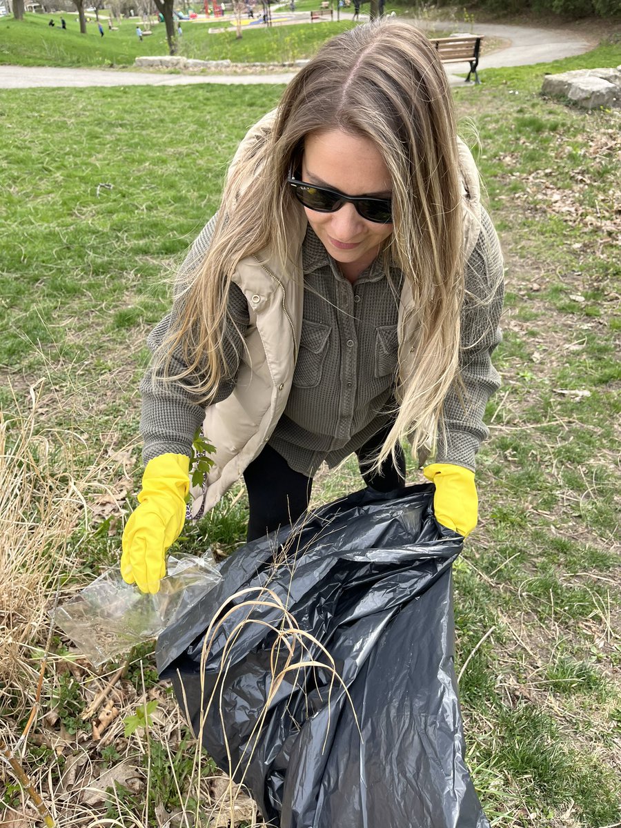 ClassicRock981's tweet photo. Weβre doing our part for the 20 minute makeover! Letβs clean up, London!
- @onair_blair & @RubinoRadio
@CityofLdnOnt
#519CleanGreen #LdnOnt https://t.co/OGpPqR3l8E
