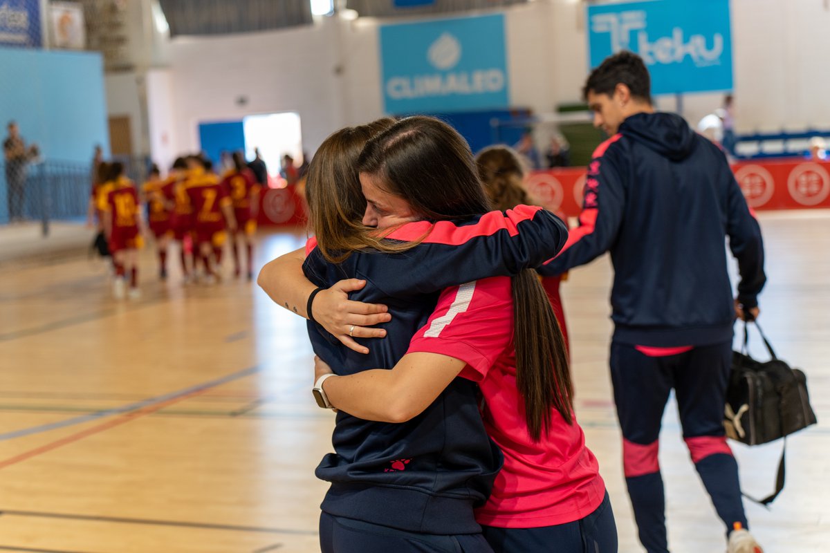 ffrm_se's tweet photo. 🥹 El abrazo entre nuestras seleccionadoras

@Cris__6 🫂 @andreamarin1010 
          #VamosFFRM https://t.co/KV1sUgu6sG