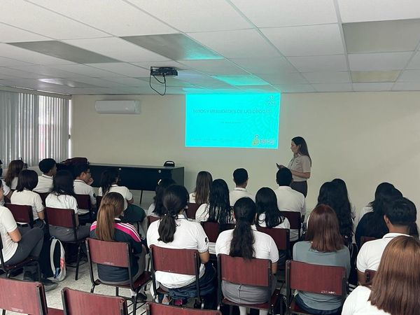 CapaNegras's tweet photo. Plática sobre Prevención de Adicciones al los alumnos del CBTIS #34 de Piedras Negras, impartido por la Lic. Azahí Carolina Valdez Saldaña.
@Jurisdiccion1PN @CONADICmx 
#JuntosPorLaPaz
#ConadicTeEscucha
#CuidaTuSaludMental
 @ceca_coahuila @CapasCoahuila https://t.co/uh8pyx0pOZ