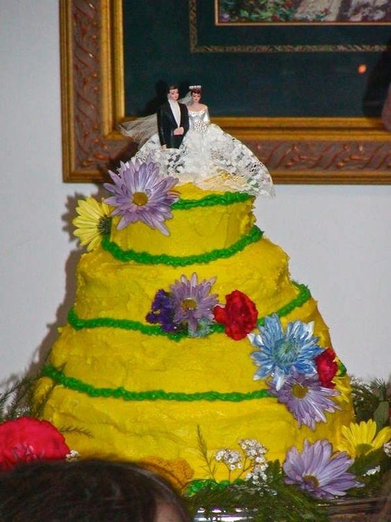 Zeddeee's tweet photo. #ThingsToAvoidAtAWedding 
Homemade Wedding Cakes https://t.co/zHMP5q1U7L
