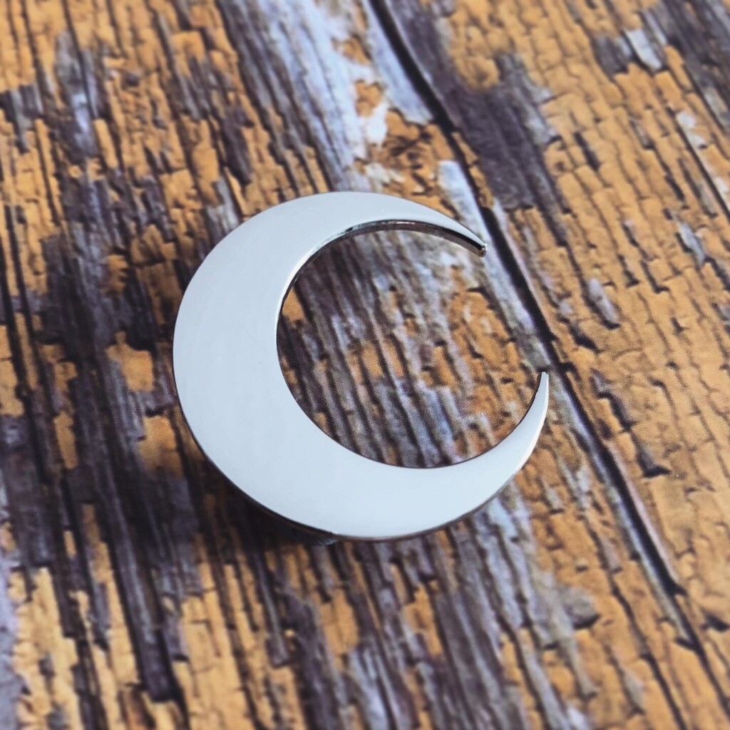 🌙 Introducing our newest addition to the Fabled Creative Co. pin collection! 🌙 Our Witchy Crescent Moon Enamel Pin is the perfect way to add some magic to your outfit. This pin is a must-have for any celestial lover.

Measuring at 1.375 inches, this … instagr.am/p/CrTl2zDOpx_/