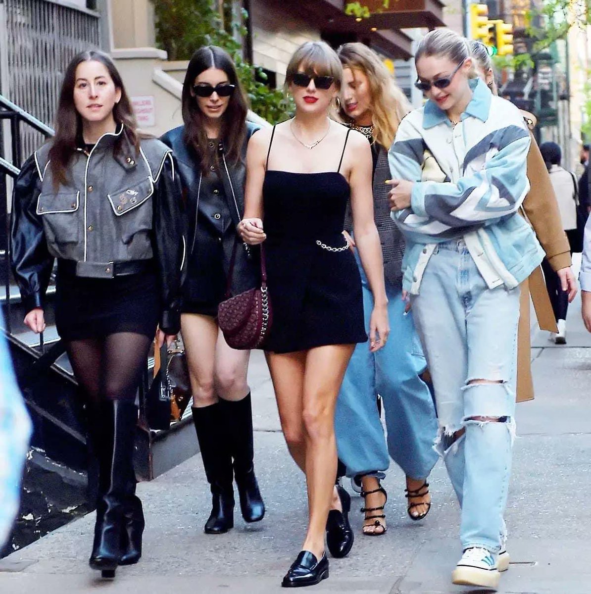 RT @Indie5051: Taylor Swift junto a Gigi Hadid, Blake Lively y las hermanas Haim en New York https://t.co/t5DHHTd8Bd