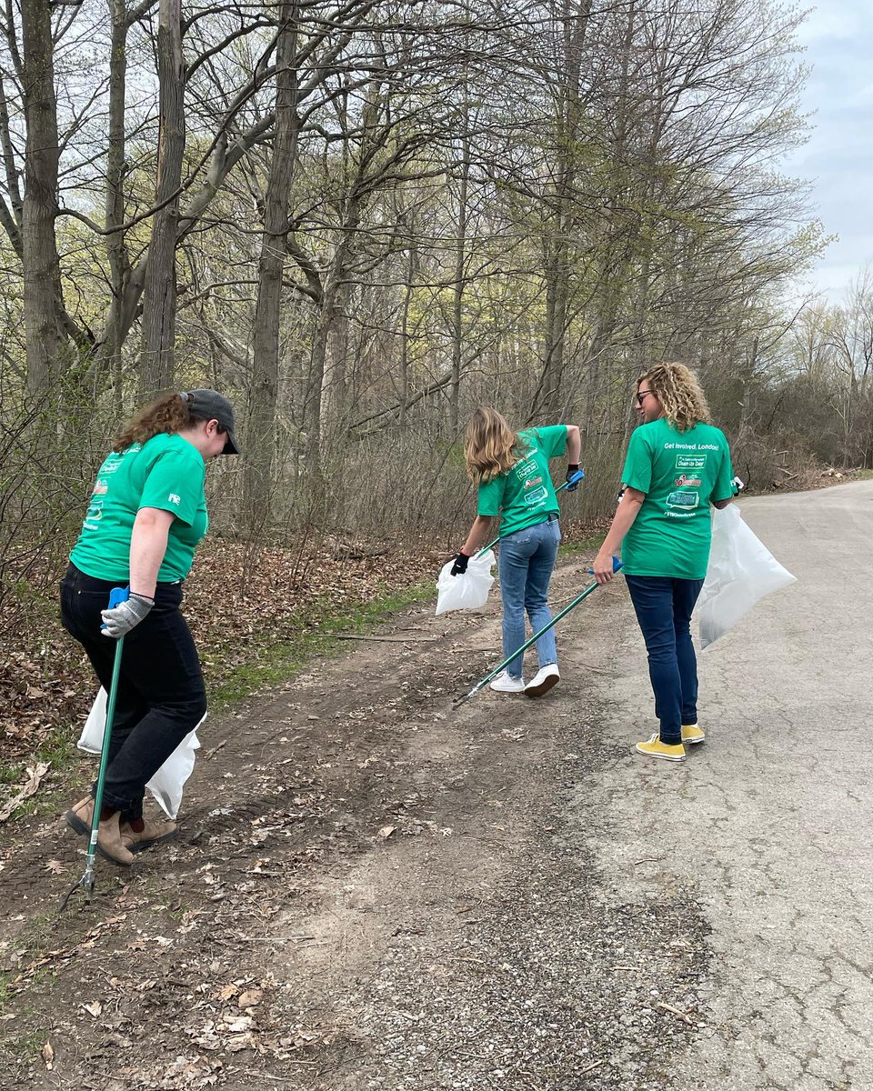 LondonEnviroNet's tweet photo. Leave the leaves but pick up the litter #LdnOnt!
Our team participated in 20 Minute London Makeover at Westminster Ponds Centre this morning for @ldncleangreen. It's not too late to join or start your own litter cleanup! https://t.co/EdDNFHqVxW
#519cleangreen https://t.co/yWC79w5nR8