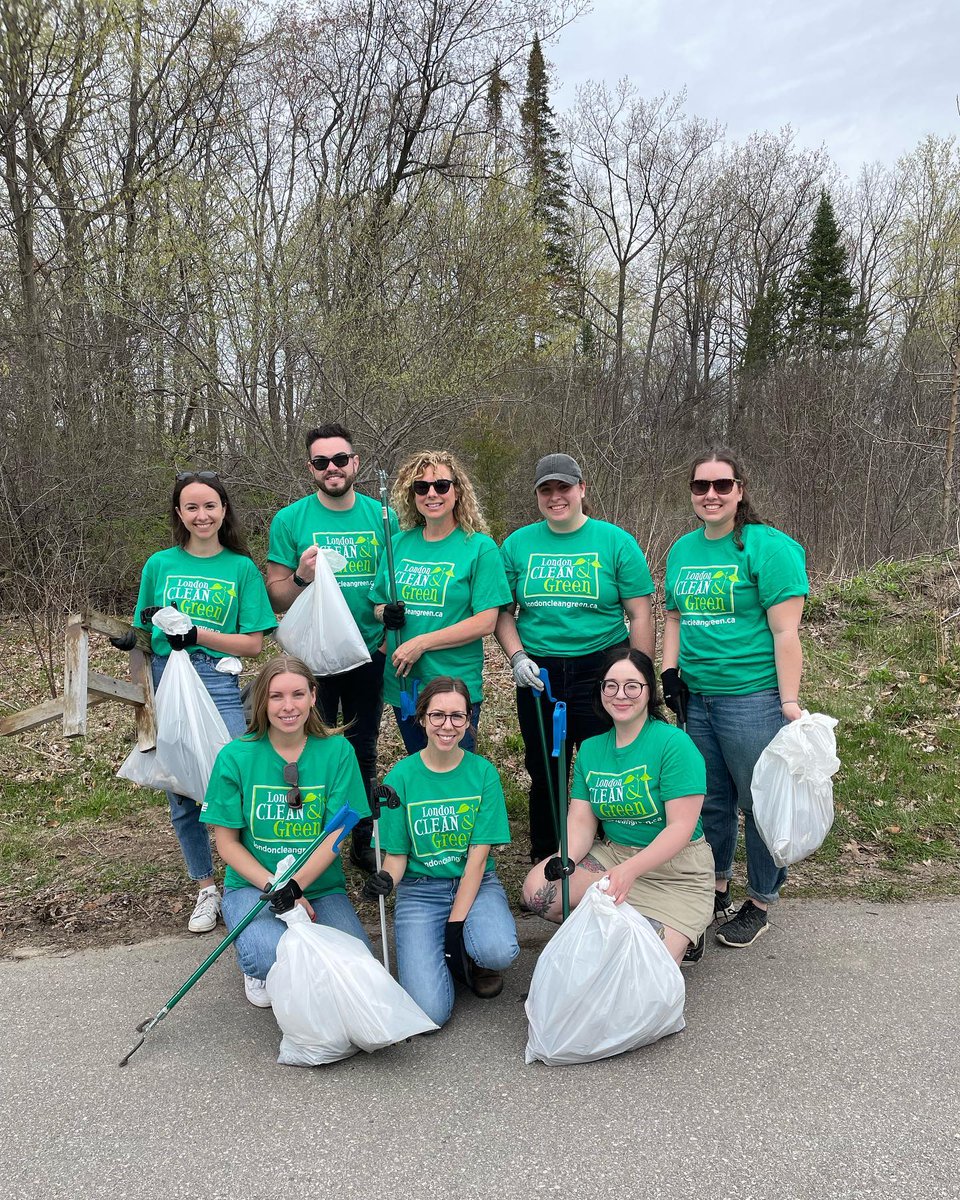 LondonEnviroNet's tweet photo. Leave the leaves but pick up the litter #LdnOnt!
Our team participated in 20 Minute London Makeover at Westminster Ponds Centre this morning for @ldncleangreen. It's not too late to join or start your own litter cleanup! https://t.co/EdDNFHqVxW
#519cleangreen https://t.co/yWC79w5nR8