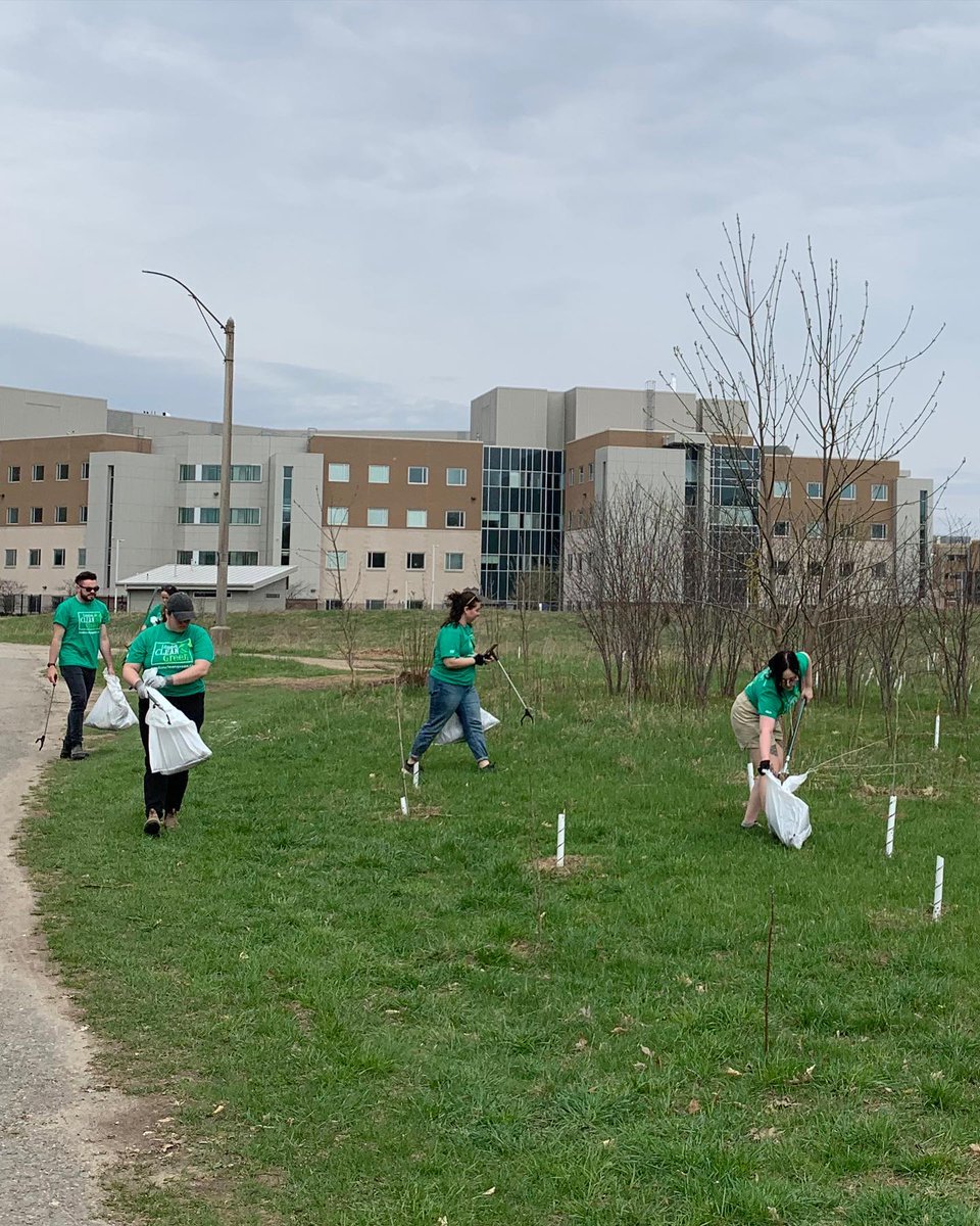 LondonEnviroNet's tweet photo. Leave the leaves but pick up the litter #LdnOnt!
Our team participated in 20 Minute London Makeover at Westminster Ponds Centre this morning for @ldncleangreen. It's not too late to join or start your own litter cleanup! https://t.co/EdDNFHqVxW
#519cleangreen https://t.co/yWC79w5nR8