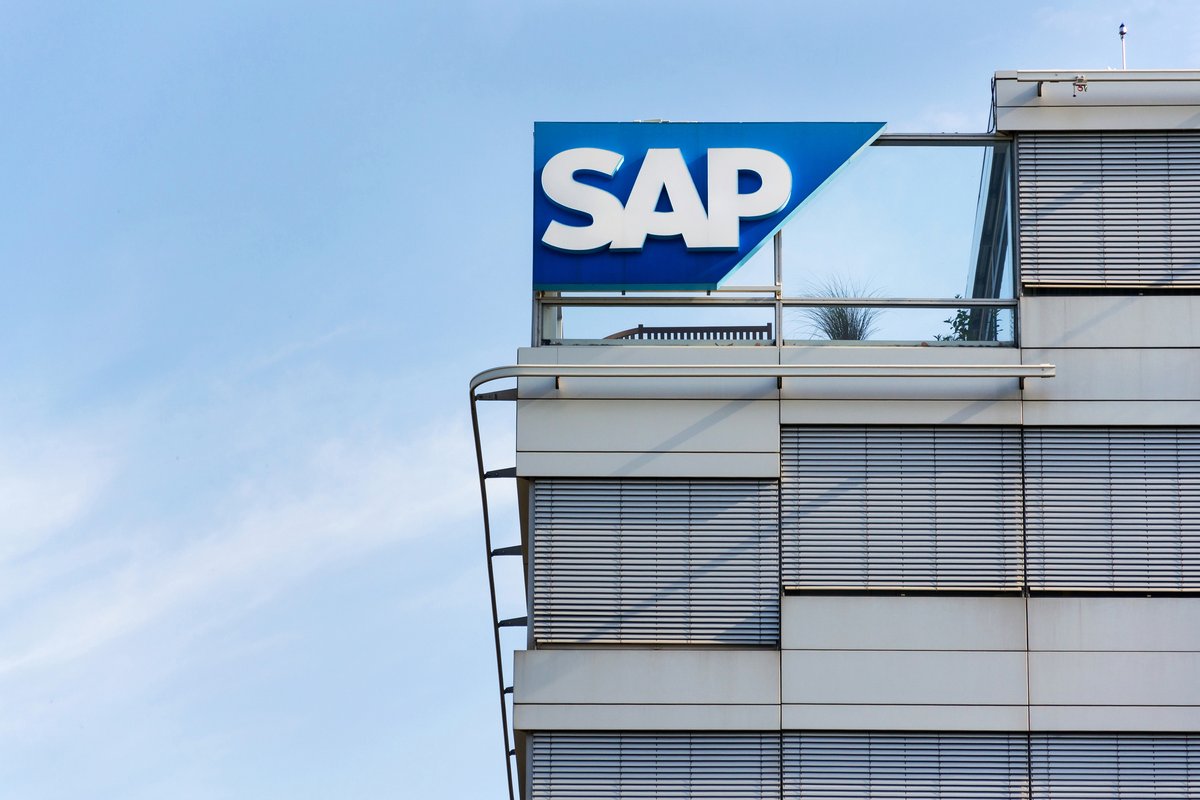 ybroustas's tweet photo. .@UiPath is tackling #DigitalTransformation head-first with @SAP. 🤝🔥 Transform business, migrate critical systems to the cloud, &amp; improve existing systems effortlessly with #automation: https://t.co/yPmYWdkBzA https://t.co/FF7G4asiY8