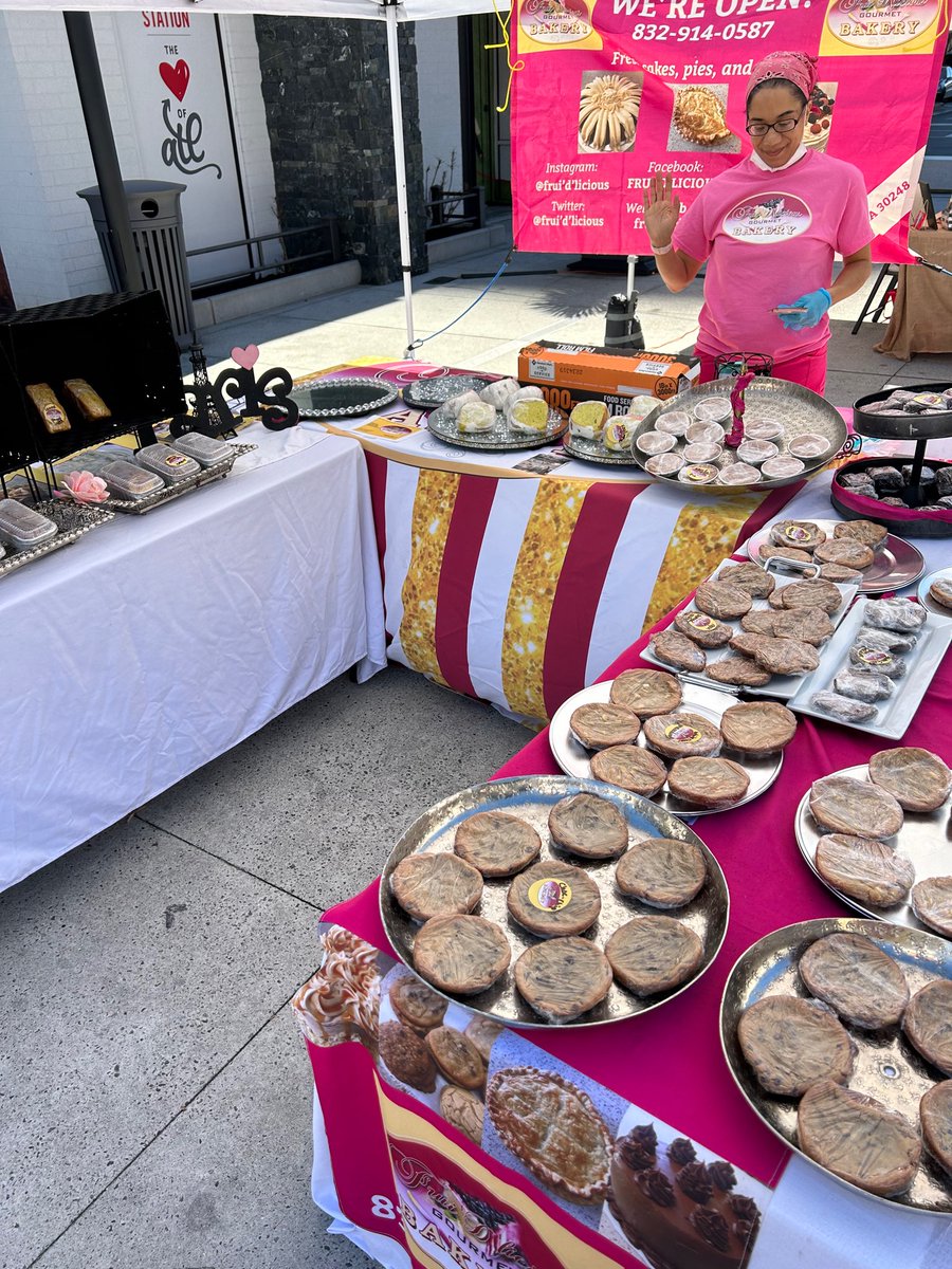 CreatorsMktAS's tweet photo. If you're a fan of handmade art and craft, Creator's Market at Atlantic Station is the place to be! @CreatorsMarketAS Join us on Saturday from 11-9 and Sunday from Noon-7 #Shoplocal #CreatorsMarketAS #Craft #weloveatl #atlantaevents #thingstodoinatlanta #discoveratl #midtownatl https://t.co/MLGLuiKQtu