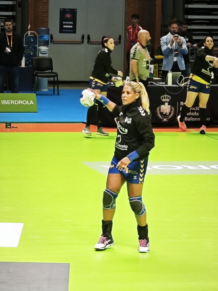 Mi tarde va a consistir en ver a una de mis ídolas <a href="/MangueOficial/">MARTA MANGUE</a> 💪🏼 aunque espero que pierda contra <a href="/BMMalagaCosta/">Costa del Sol Málaga</a>, la vuestra que tal??? #CopaDeLaReina2023 Vamooooooo Panteras!!!