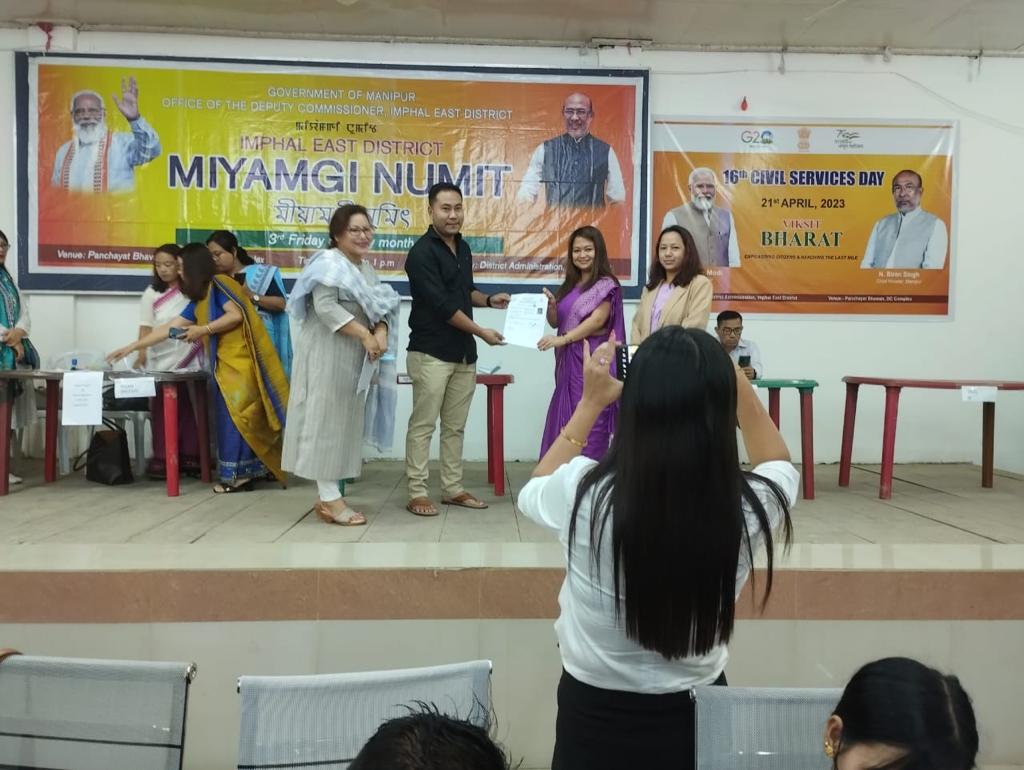 ManipurPlanning's tweet photo. Peoples' Grievances from Imphal East District were addressed, #CivilServicesDay2023 was observed, various scheme benefits were provided during #MeeyamgiNumit held today at Panchayat Bhavan, DC Office Complex, Porompat, Imphal East https://t.co/XOyLNSZmeR
