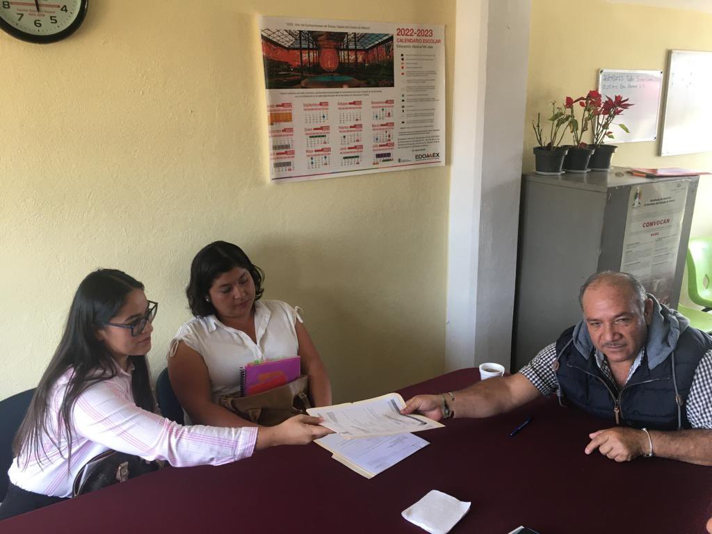 SrebVb's tweet photo. Reiterando la voluntad de la Institución que dirige por apoyar de manera cercana a los docentes, @SUPPEDROGMEZ1 hace entrega de Cartas de Presentación a maestras del municipio de Villa Victoria, Zona Escolar S087, SG. A favor de la niñez y juventud #SRVB https://t.co/IXuHindFac