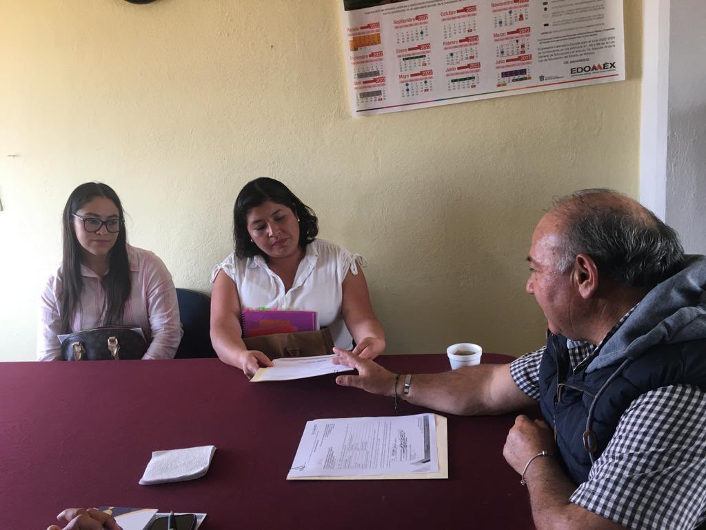 SrebVb's tweet photo. Reiterando la voluntad de la Institución que dirige por apoyar de manera cercana a los docentes, @SUPPEDROGMEZ1 hace entrega de Cartas de Presentación a maestras del municipio de Villa Victoria, Zona Escolar S087, SG. A favor de la niñez y juventud #SRVB https://t.co/IXuHindFac