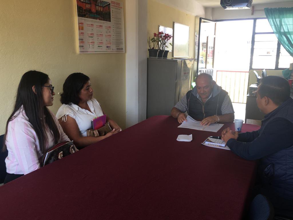 SrebVb's tweet photo. Reiterando la voluntad de la Institución que dirige por apoyar de manera cercana a los docentes, @SUPPEDROGMEZ1 hace entrega de Cartas de Presentación a maestras del municipio de Villa Victoria, Zona Escolar S087, SG. A favor de la niñez y juventud #SRVB https://t.co/IXuHindFac