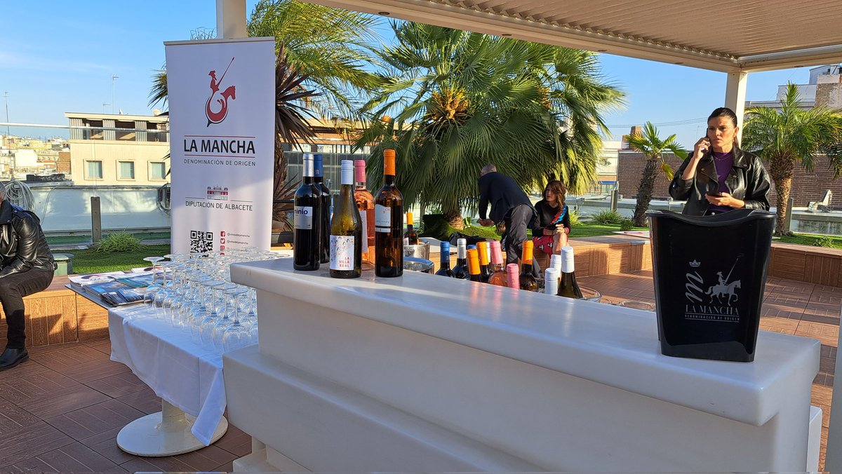 vinodelamancha's tweet photo. Presentación del @FdelosSentidos 2023 en #Valencia en el @elcorteingles de Pintor Sorolla. Los #vinosDOLaMancha de la provincia de #Albacete se disfrutan y se degustan en la ciudad del mediterráneo. #sentidos23 #vinosdecalidad #vinosdealbacete #elorigendelvino https://t.co/8nfHvEnvg2