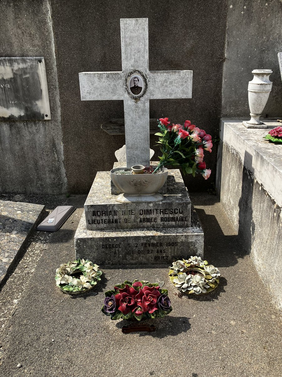 bouillcoud's tweet photo. Pour @stefdesvosges : cimetière d’Hyères, 83400, le monument funéraire de la Famille #Pechiney, dont une colonne en piteux état ; la tombe d’un officier Roumain #dimitrescu https://t.co/iSuZReP4BQ