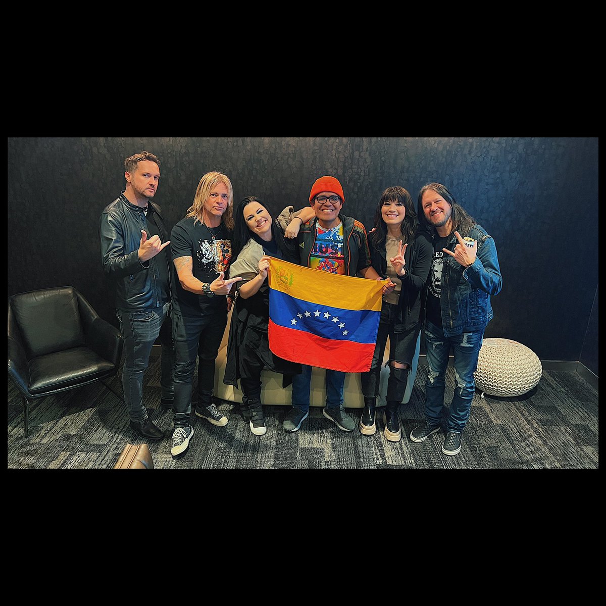 LeonesUCV's tweet photo. This is just love right here!! Thank you @evanescence @AmyLeeEV definitely we will see each other soon 🤘🏼❤️ #venezuela #evanescence #orangebeanie https://t.co/V5WsDSSCf4