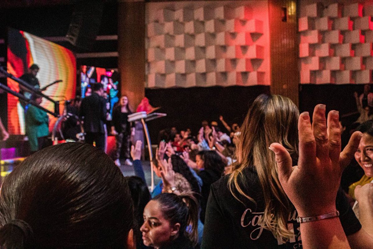 dionnybaez's tweet photo. Inició Elevate! Y que gran inauguración la que tuvimos el día de ayer con mi gran amigo y hermano @pastorsamuelrodriguez 

La palabra nos bendijo tanto! Esta noche vamos por más con @oasisministryofficia

No te lo pierdas, hoy 7pm. Llega temprano. El cupo es limitado. 

#elevate https://t.co/H6OXSGFsSi