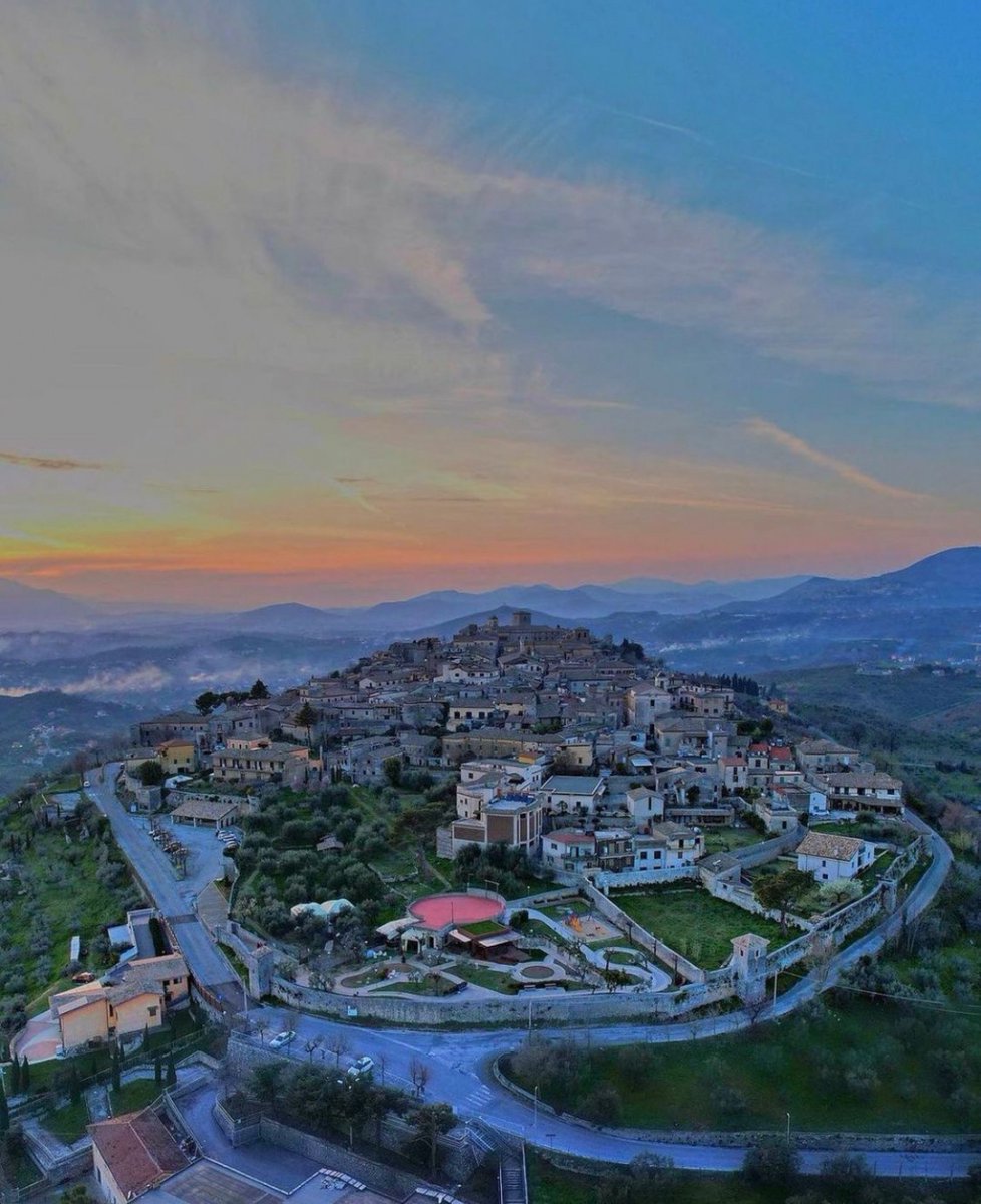 visit_lazio's tweet photo. Street food, arte, musica, artisti di strada, spettacoli, mercatino dell'artigianato, ottimo cibo e tanto altro ancora: al via il 22, 23 e 24 aprile a #BovilleErnica il #PrimaveraFest
📷 Ig rosky.73
📷 Ig italyinheart
#VisitLazio #LazioEternaScoperta #lazioisme https://t.co/dSrtlRTTRD