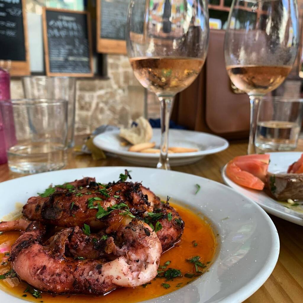 HanniMartiniii's tweet photo. “Hoy es viernes y el cuerpo lo sabe!” 

Loose interpretation: 
I’ve got that Friday feeling!

Tapas dinner and wine in the sunshine, anyone?! 

We’ve certainly got that Friday feeling, ¿y tu? 🦐🥂 https://t.co/PbWdWq48OS https://t.co/B7POJkGMEy