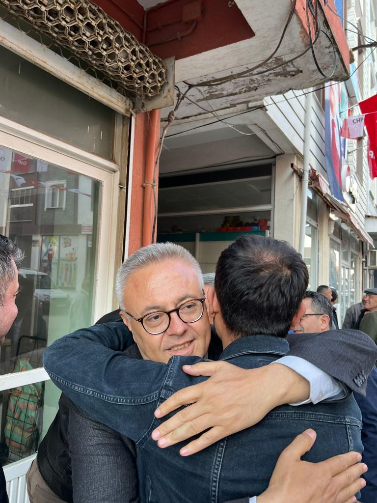 AliKARAOBA's tweet photo. CHP Eşme İlçe Örgütümüzü ve yeni açtığımız Seçim Bürolarımızı;
İl, Merkez İlçe Başkanımız Milletvekilimiz,Milletvekili Adaylarımız ,Kadın, Gençlik Kollarımız ve Üyelerimizle ziyaret ederek bayramlaştık..
Herkese sağlıklı,mutlu nice bayramlar diliyorum…
#GeliyorGelmekteOlan https://t.co/biBLwjKn7L