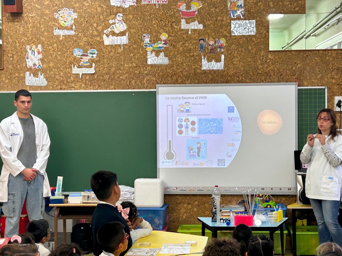 La Dra. <a href="/MariaJPerez_2/">Maria J Pérez</a> i l'Adrià Molero, del grup de Càncer i Malalties Hematològiques Infantils del #VHIR, han ensenyat a l'alumnat de primària de l'escola <a href="/amordediosBCN/">Amor de Dios Barcelona</a> com es fan els cultius de bacteris, una tècnica habitual als laboratoris de recerca.
