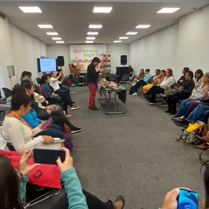 Ayer 20 de abril, <a href="/MaguaRED/">MaguaRED y Maguaré</a> y la <a href="/dirpoblaciones/">Dir. Poblaciones</a> de <a href="/mincultura/">MinCultura Colombia</a>  invitó a la <a href="/FILBogota/">FeriadelLibroBogotá</a> a Fabio López, quien nos regaló una experiencia hermosa para las y los agentes que acompañan a la #PrimeraInfancia, con el taller "Objetos que guardan memoria: patrimonios de la infancia".