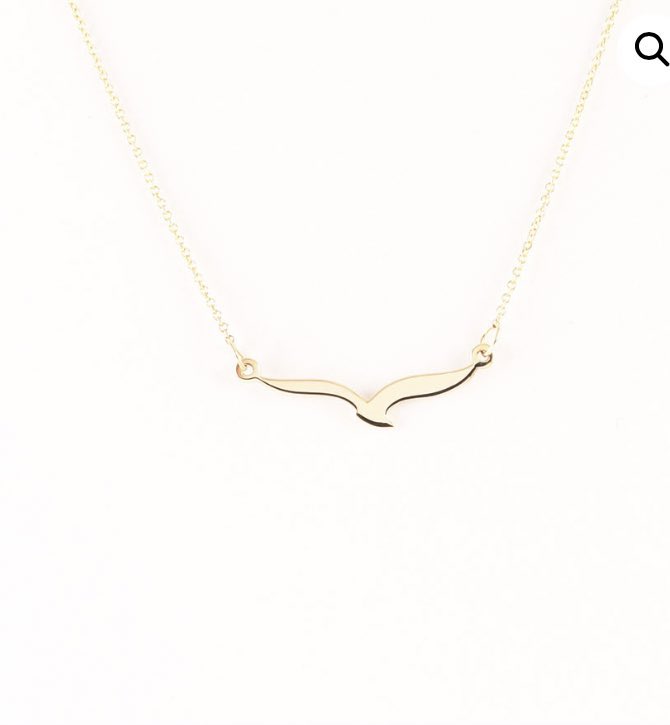 taylenarare's tweet photo. First her outfit giving 1989 vibes and now the necklace??? WHATS GOING ON. https://t.co/8NO2WIqvNK