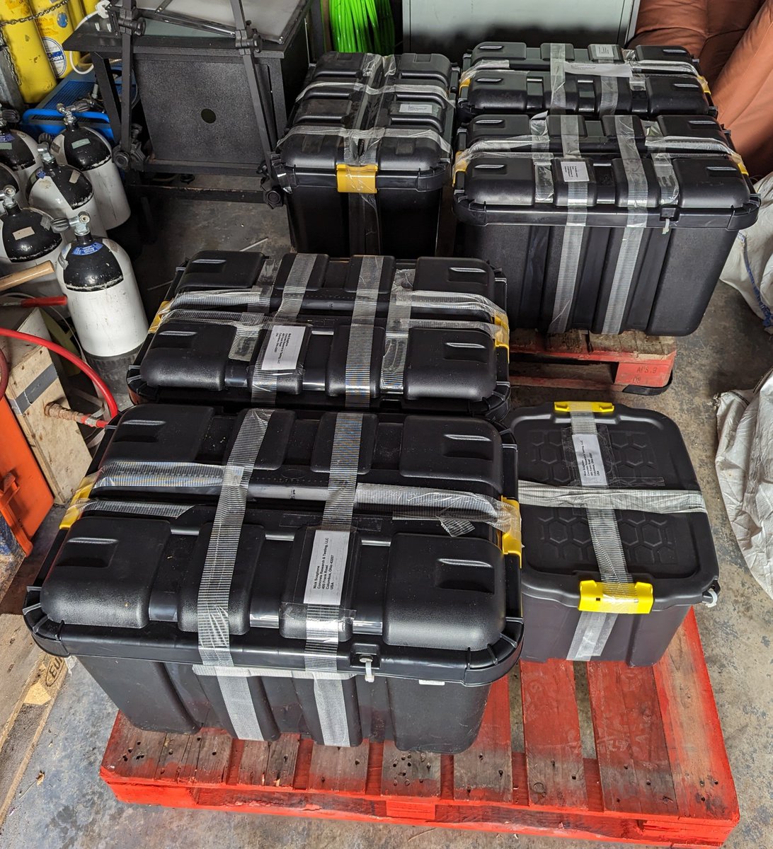So that's a wrap! 400 kg of defective Donegal concrete blocks & cores from the inner & outer leaf & the rising walls. Importantly we now have foundation concrete samples. All packed & shipped to @Empa_CH, @LavalUniversity, @UConn & Concrete Research Testing LLC for analysis 👍