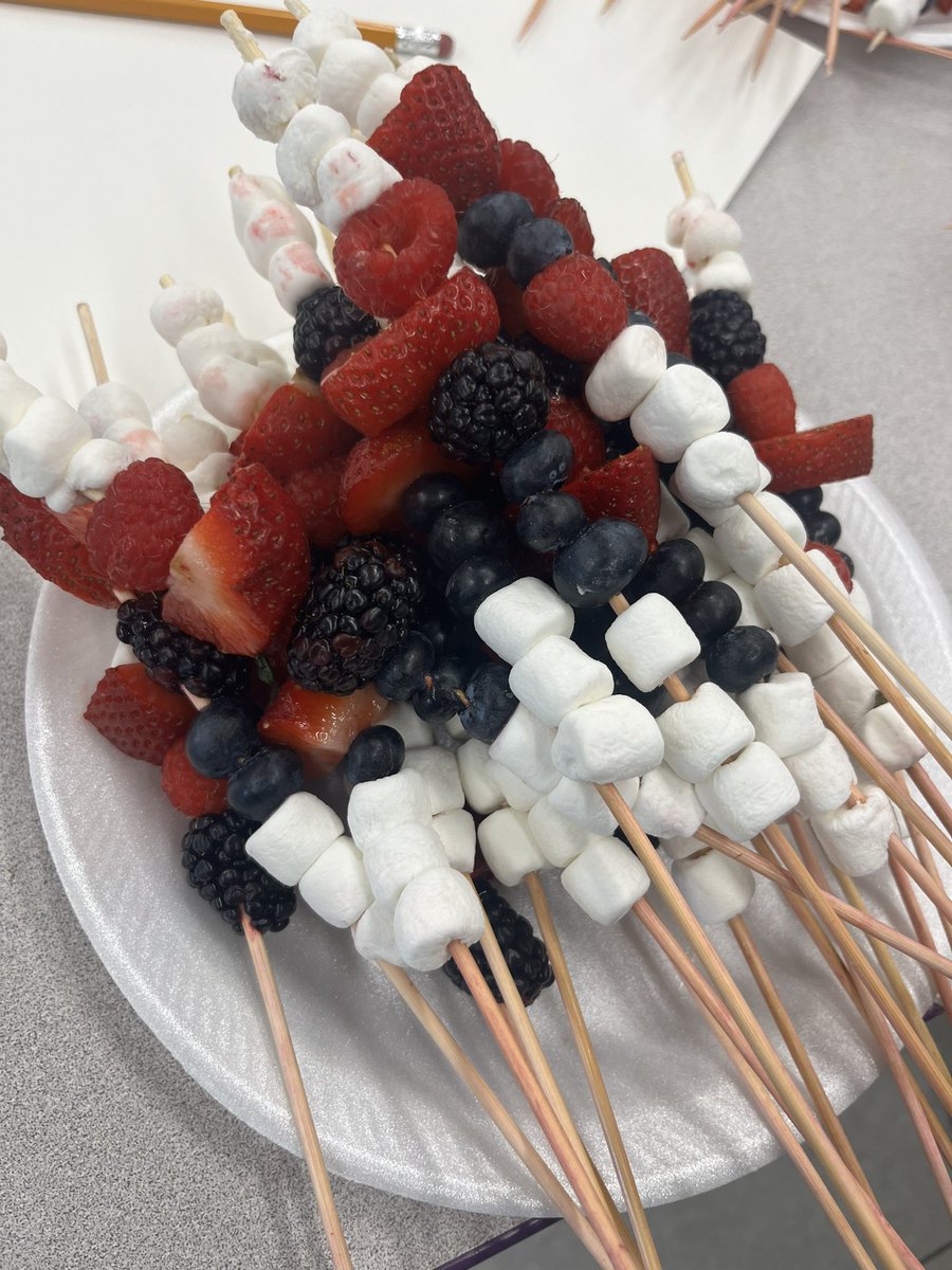 Woodside_Cares's tweet photo. Cooking with CARES made a Berries Kabob w mini marshmallows for our Harvest of the month activity 😋🫐🍓 https://t.co/HzLGsHjo9i