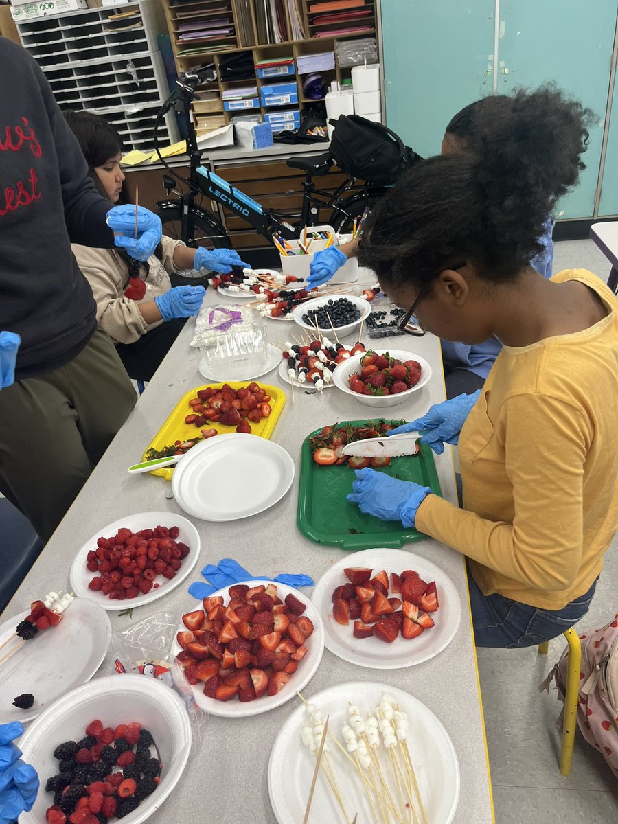 Woodside_Cares's tweet photo. Cooking with CARES made a Berries Kabob w mini marshmallows for our Harvest of the month activity 😋🫐🍓 https://t.co/HzLGsHjo9i