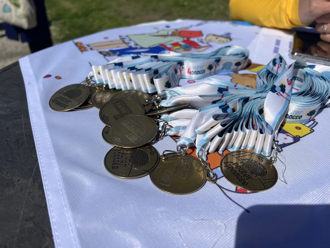 Glunderend met een wandeldiploma én die welverdiende medaille! 🥇 

Afgelopen week liepen tientallen peuters van KomKids mee met de #Peuter4daagse. We sloten de vierdaagse feestelijk af op het KomKids Peuterfestival 🎉 
#gezondekinderopvang #werkenindekinderopvang #beweegplezier