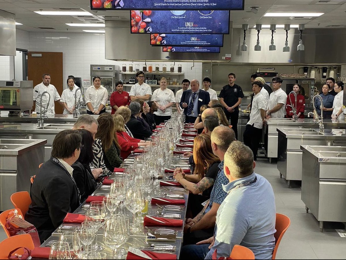 KimGradisher's tweet photo. Great night supporting @UNLVHospitality 

#gorebels #almamater @HunterFieri https://t.co/FS5lfBla4c