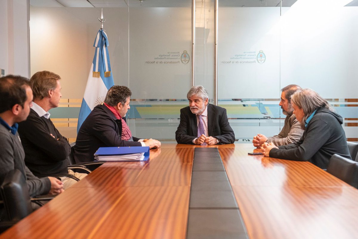 FilmusDaniel's tweet photo. Me reuní con el Intendente de #Merlo @gustavomenendez el rector @_RobertoJGallo y el Sec Gral Fernando Cocher de la @UNdelOeste Nicolás Cirigliano de Bapro y Daniel Ricci de #Fedun para implementar los programas #ConstruirCiencia y #EquiparCiencia en la Universidad y el distrito https://t.co/cnGqYzzqby