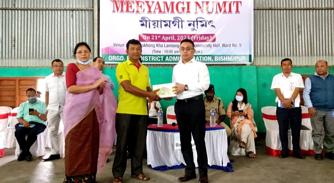 ManipurPlanning's tweet photo. Bishnupur District Administration made elaborate arrangements to address peoples grievances, provided benefits of various government schemes, observed #CivilServicesDay2023 during the #MeeyamgiNumit held today at Ningthoukhong, Bishnupur District https://t.co/sqEMSRJghn