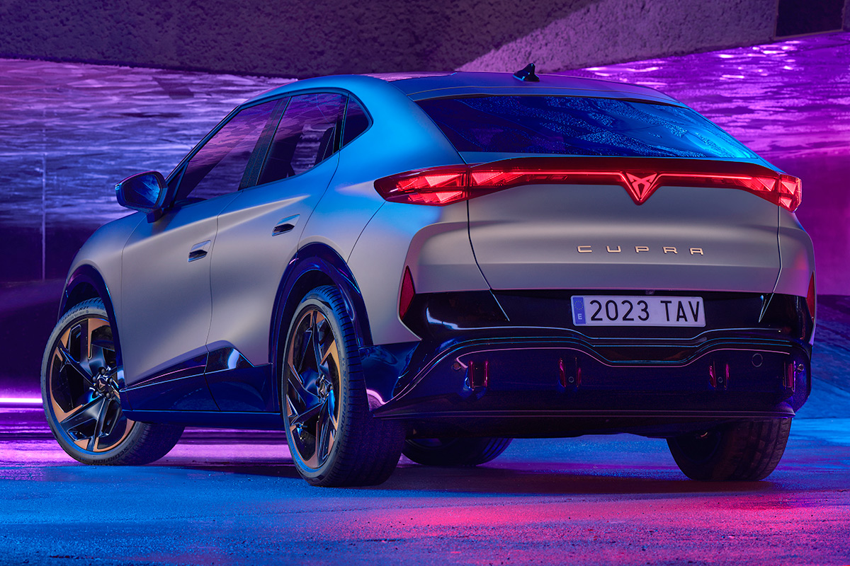 km77com's tweet photo. CUPRA muestra al mundo el Tavascan, su nuevo modelo eléctrico. Dos versiones, ambas con batería de 77 kWh.

       ⚡️ tracción trasera y 286 caballos 
⚡️⚡️ tracción total y 340 caballos
📅 Principios de 2024

ℹ️ Info+fotos: https://t.co/uYXWSkrcUu https://t.co/SsoNefqV1P