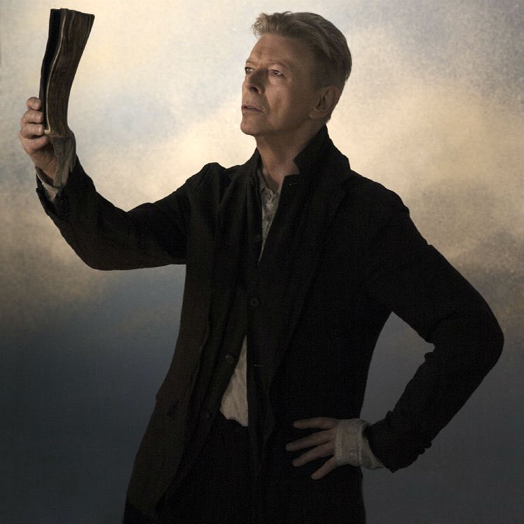 davidbowie_news's tweet photo. David Bowie – ★ 

★ (2016)

Video of the Day ~ https://t.co/QQACm5QbZk https://t.co/qbFHGHYq9n