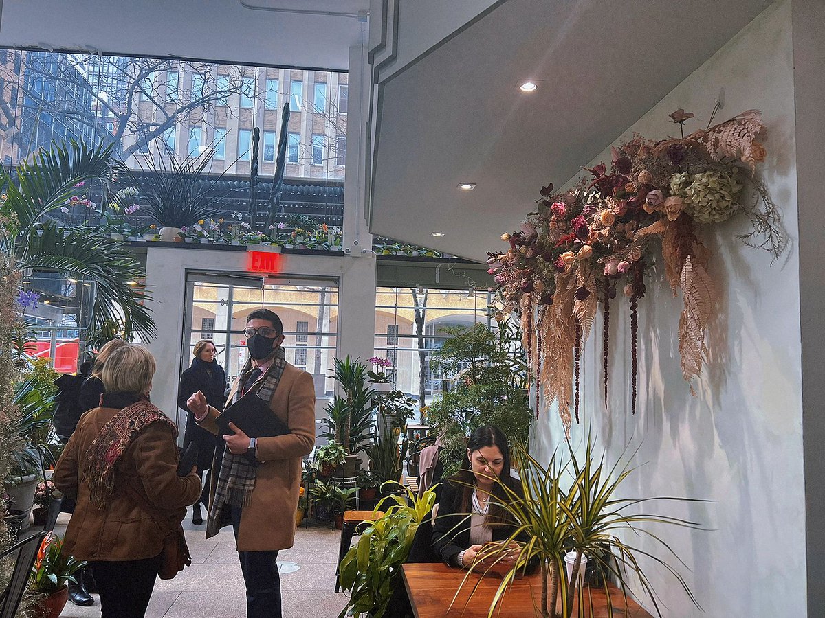 This is a very good coffee shop in Manhattan. It is located on 48th Street in Midtown. The specific location is: 9062 nda venew york ny 10017. If you are in Manhattan, New York, I recommend you to drink a cup of hand-ground coffee with floral fragrance