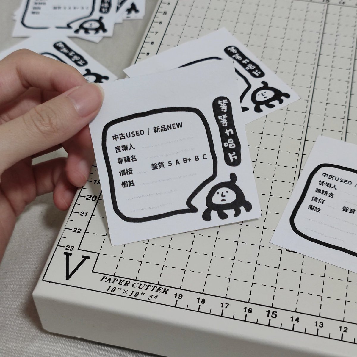 给等等力画的无用小东西，黑胶标签纸
非常幼稚非常便利贴

等々力レコード屋のレコード内容情報用紙を描きました 🐙