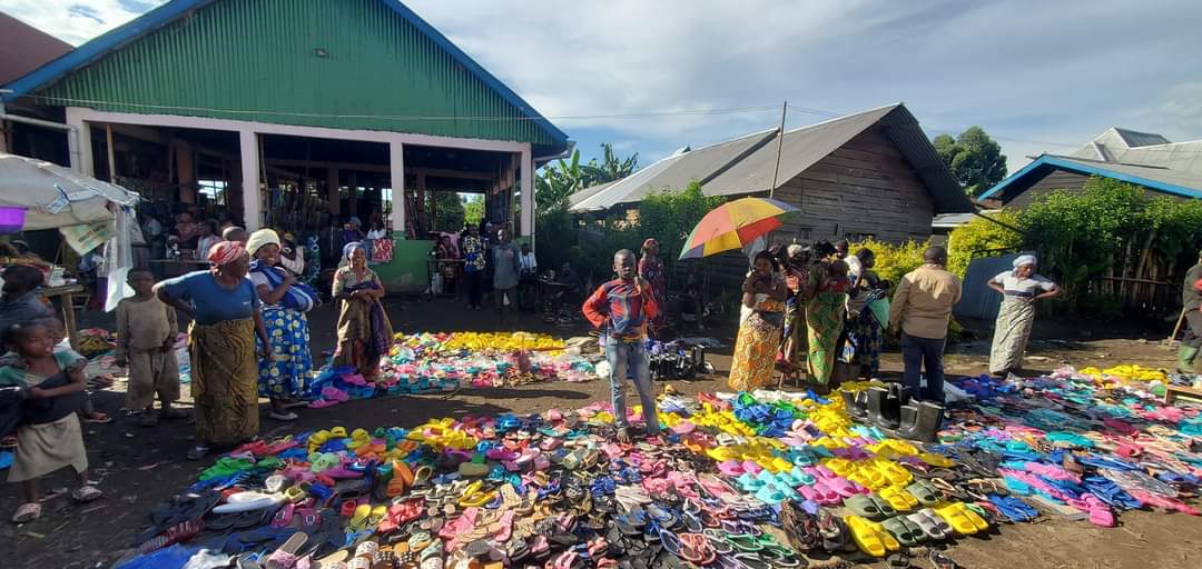 tsongo_elie's tweet photo. Geurre🇨🇩 @FARDC_off -🇷🇼 @M23/@RDF : Dans plusieurs villages de @Masisi et @Rutshuru, la population dément les retraits du @M23, selon eux, dans la journée en tenues civiles, le soir en tenues militaires, les terroristes y cohabitent avec les éléments de la force de @eacrf_DRC. https://t.co/2MXG4mKu1J