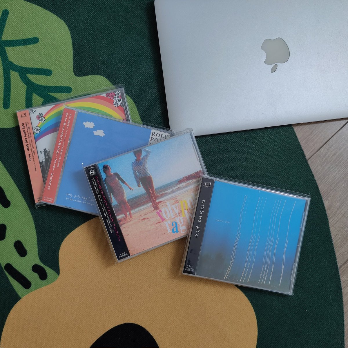 持っている pasteboard と roly poly rag bear のCD、その中で「glitter」が一番好き!