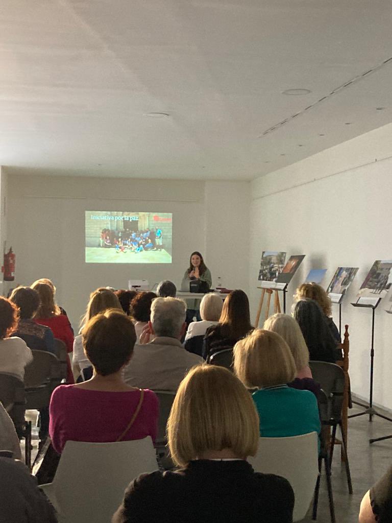 Hoy hemos estado hablando del proyecto Iniciativa por La Paz en Silla. 
Un placer compartir la tarde con todo el voluntariado que ha asistido. Desmontando mitos y creando un mundo más justo. 
<a href="/ValenciaCaritas/">Valencia Cáritas</a> 

#aquilateuncorazon