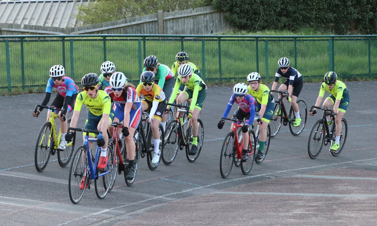 ReadingTrackL's tweet photo. 2nd round of the Reading Track League takes place at Palmer Park stadium at 7pm on Monday 24th April. Enter here by 11pm Saturday: https://t.co/bhYQbZzoUL  @PalmerParkVelo @HSlipstreamers @readingvelorace Photos from 1st round 17th April below: https://t.co/CjEnAG8B8l