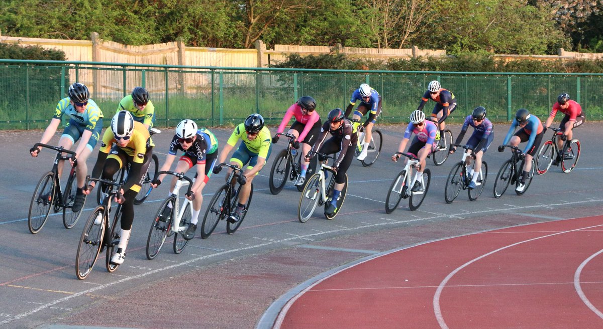 ReadingTrackL's tweet photo. 2nd round of the Reading Track League takes place at Palmer Park stadium at 7pm on Monday 24th April. Enter here by 11pm Saturday: https://t.co/bhYQbZzoUL  @PalmerParkVelo @HSlipstreamers @readingvelorace Photos from 1st round 17th April below: https://t.co/CjEnAG8B8l