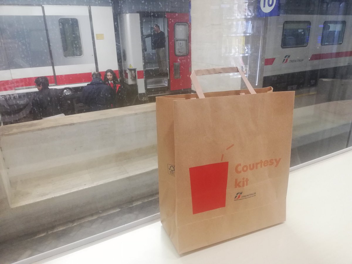 michal_omni's tweet image. 15 minutowe opóźnienie pociągu IC we Włoszech skutkuje przeprosinami, wodą i jedzeniem. Szok. #kolej #włochy #interrail