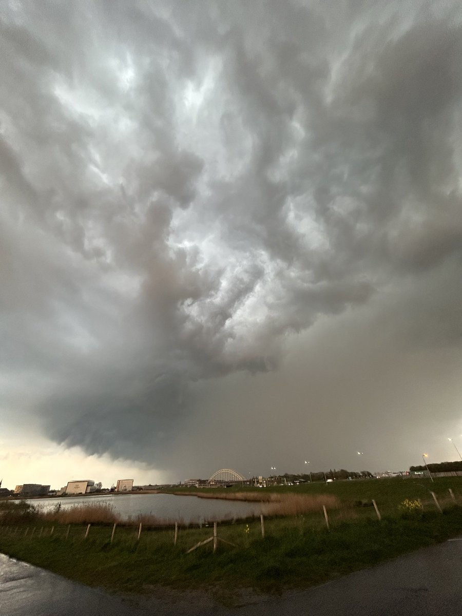 Een eerste 'zomer' bui.....#Ridderkerk <a href="/EdAldus/">Ed Aldus</a> <a href="/helgavanleur/">Helga van Leur ☀</a> @weermanreinier <a href="/weeronline/">Weeronline</a> <a href="/Weerplaza/">Weerplaza.nl</a>