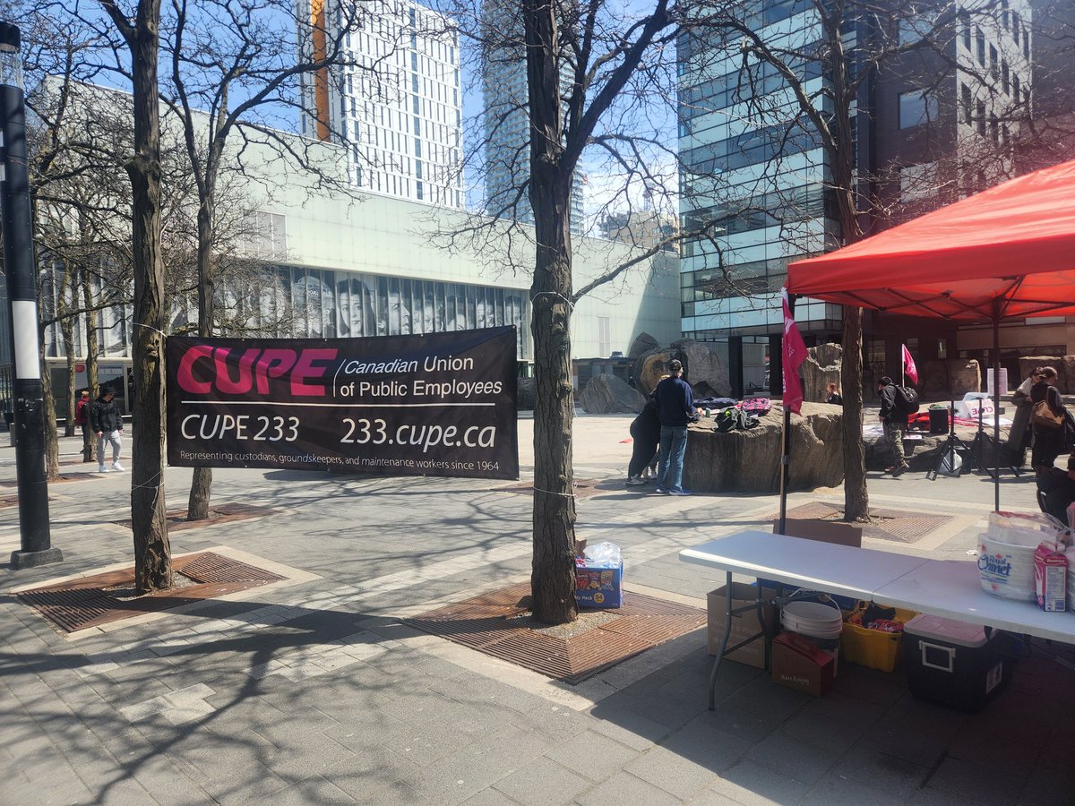 Gruesomebrat's tweet photo. Every day is a good day to stand with our communities, whether organized or otherwise but I'll tell ya one thing:
It's so much more comfortable in today's weather than yesterday's
#CUPE233 are out on the (first for their Local) picket lines for their 5th day today
Solidarity✊🏼 https://t.co/sGh6kzWt9z