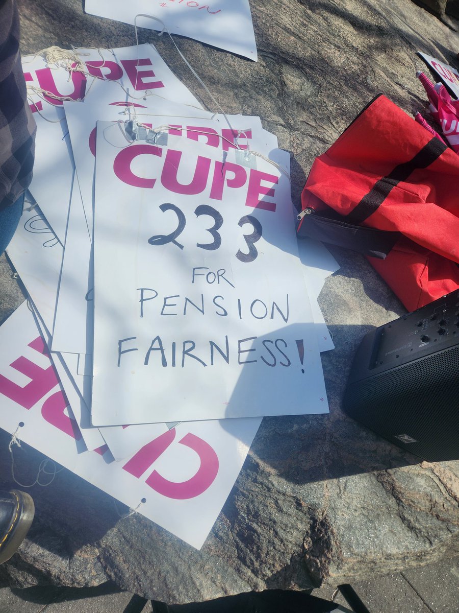 Gruesomebrat's tweet photo. Every day is a good day to stand with our communities, whether organized or otherwise but I'll tell ya one thing:
It's so much more comfortable in today's weather than yesterday's
#CUPE233 are out on the (first for their Local) picket lines for their 5th day today
Solidarity✊🏼 https://t.co/sGh6kzWt9z